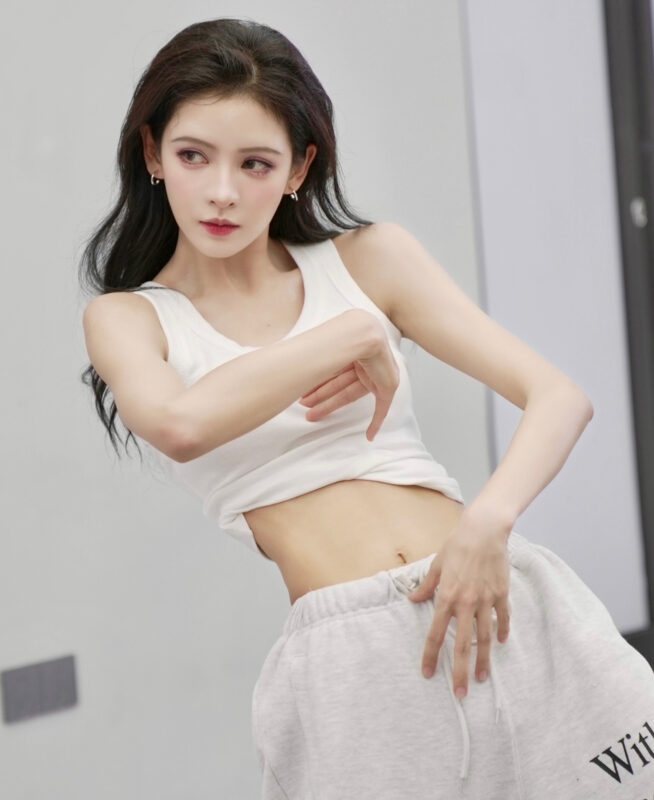 Hot girl Trương Hi Hi: Gợi cảm và tự tin với phong cách thời trang độc đáo